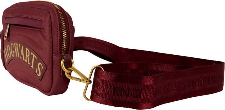 Harry Potter Loungefly - Hogwarts Sling Bag Kabelka bordová - Merchstore.cz Harry Potter Loungefly - Hogwarts Sling Bag Kabelka bordová - Merchstore.cz