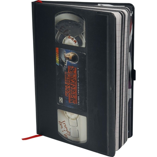 Stranger Things Prémiový notes VHS Notes cerná/bílá - Merchstore.cz