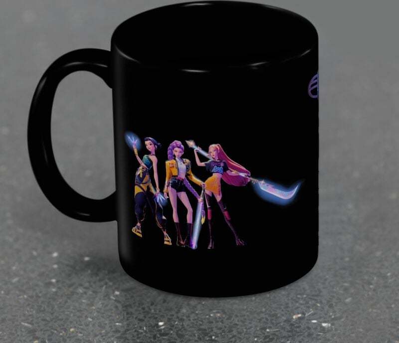 KPop Demon Hunters Huntrix Hrnek černá - Merchstore.cz KPop Demon Hunters Huntrix Hrnek černá - Merchstore.cz