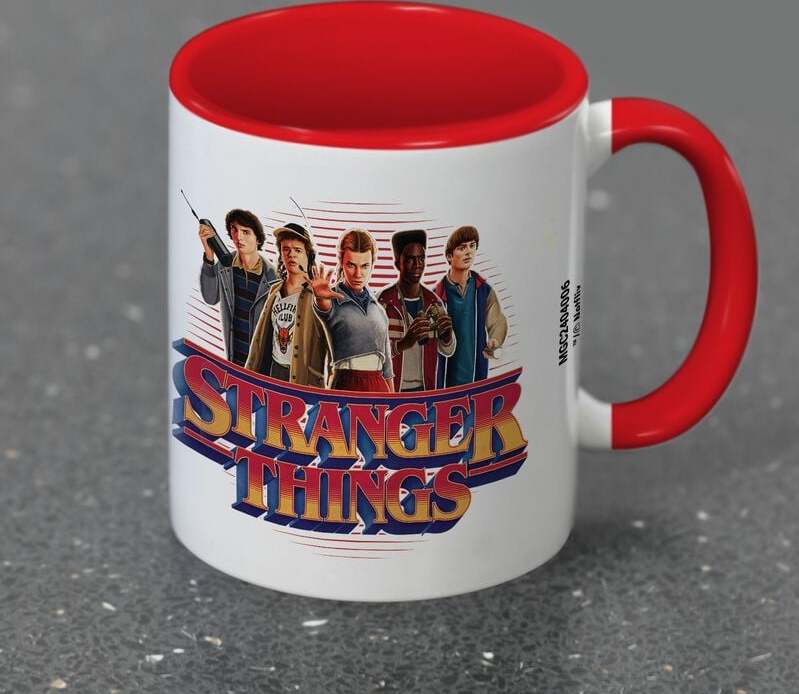 Stranger Things Cast Hrnek vícebarevný - Merchstore.cz