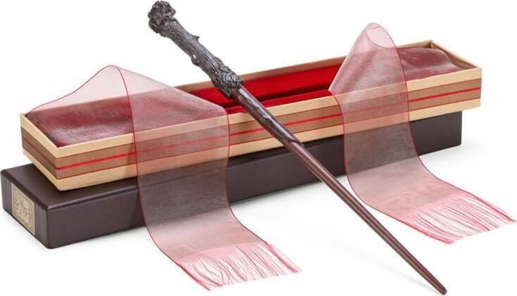 Harry Potter Kouzelná hůlka Harryho Pottera v Ollivanderově krabičce dekorace hnědá - Merchstore.cz Harry Potter Kouzelná hůlka Harryho Pottera v Ollivanderově krabičce dekorace hnědá - Merchstore.cz