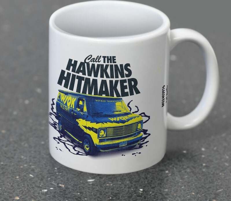 Stranger Things Hawkins Hitmaker Hrnek vícebarevný - Merchstore.cz Stranger Things Hawkins Hitmaker Hrnek vícebarevný - Merchstore.cz