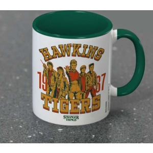 Stranger Things Hawkins Tigers Hrnek vícebarevný - Merchstore.cz