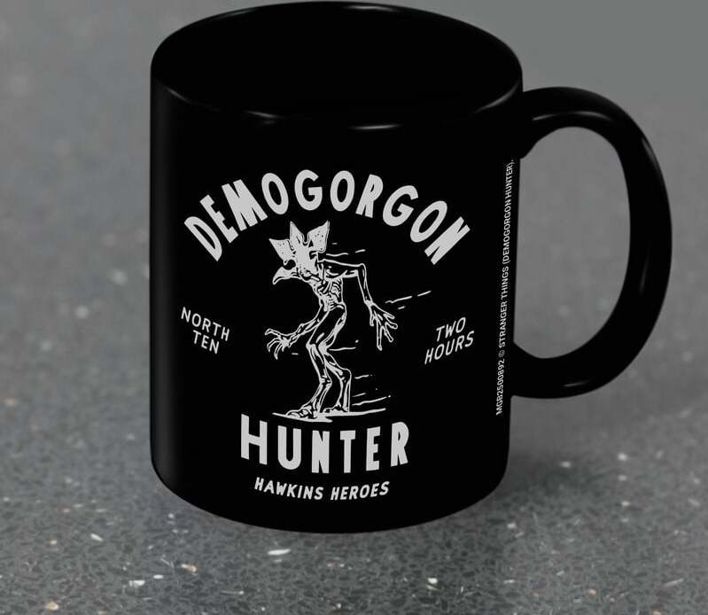 Stranger Things Demogorgon Hunter Hrnek černá - Merchstore.cz